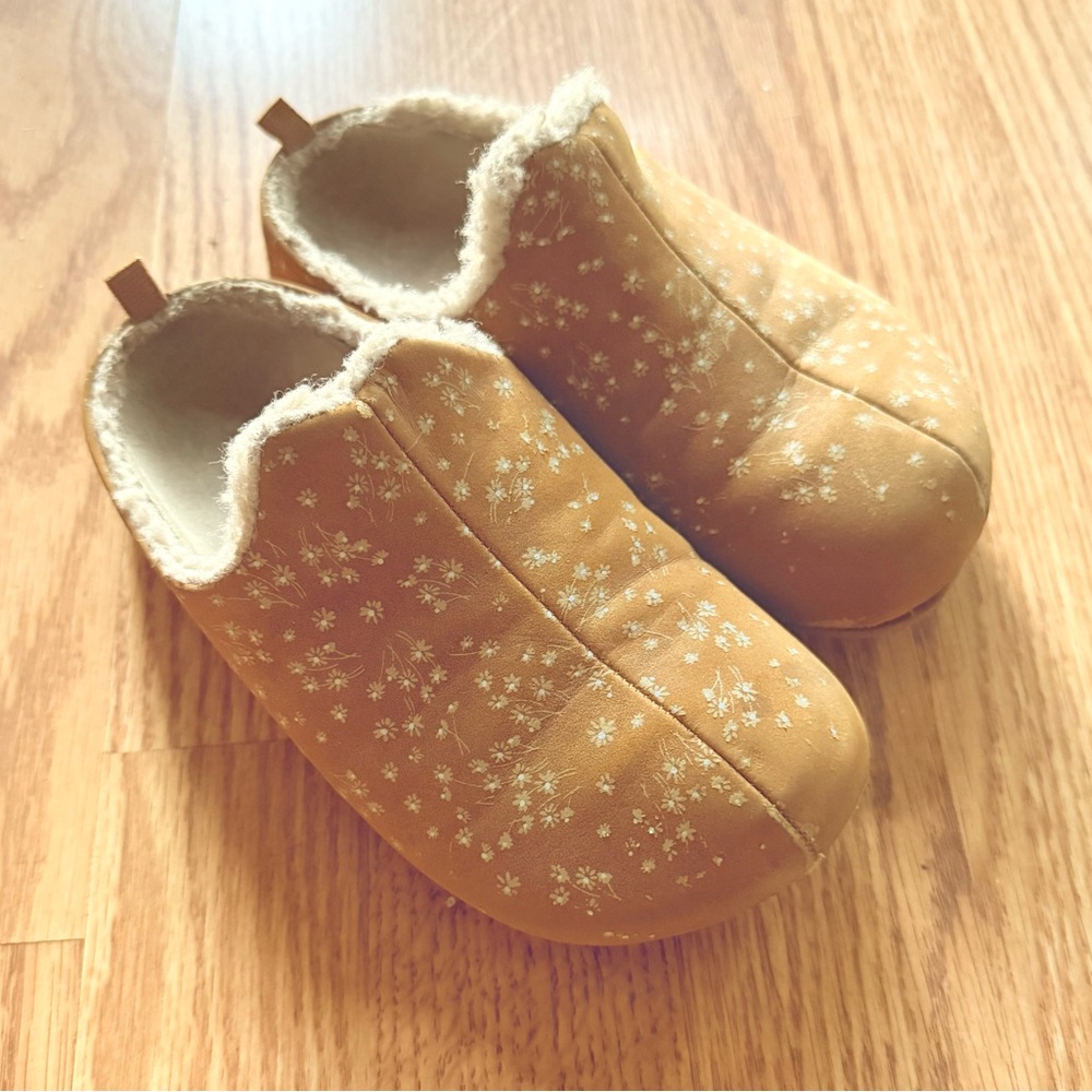 OshKosh B'gosh Tan Kids Shoes with White Floral Pattern to